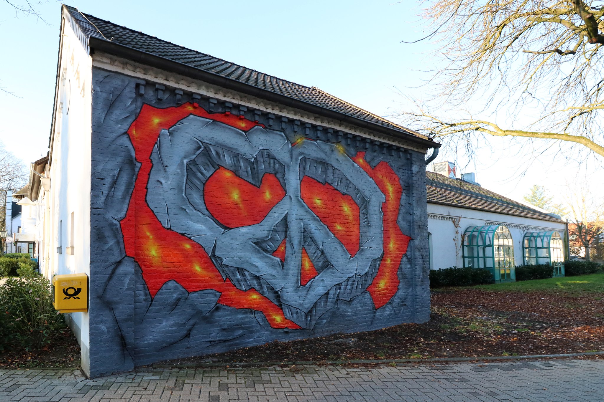 Graffiti Herz an der Außenwand des Bürgerzentrums Steinbreche